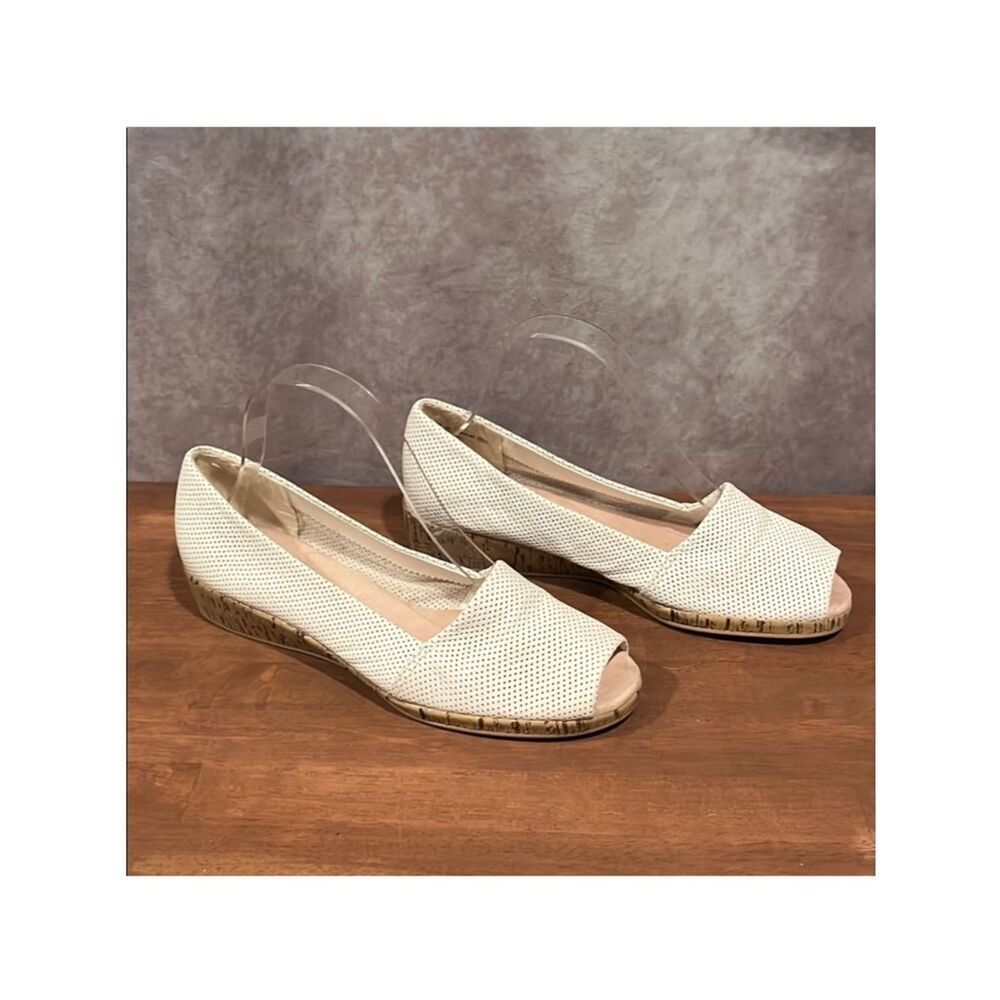 Aerosoles Spring Break white perforated leather peep toe espadrilles size 8.5
